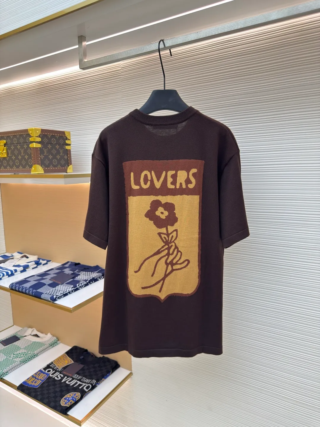 LOUIS VUITTON Hard box floral woolen T-shirt ●Authentic product: Purchased and developed for 7599 ●Item number: 1680183-A55 ●Fabric: combed cotton fabric ●Technology: woven ●Version: fitted version ●Weight: about 315 grams ●Size: XS-S-M-L ●Description: The wool is made of fully refined 100% cotton yarn, which is colored and dyed according to the original version. The experienced painter manually counts 13095 pinholes according to the original 1:1 fine pattern. It is truly perfect 1:1. It is woven using the latest wool hanging machine. During the weaving, 13 sand spits alternate back and forth. During weaving, the number of knitting lines on a single front garment is as high as 4352. There are so many knots in the newly woven garments that it requires manual thread picking, knotting inspection, and random inspection before seam picking. The original main mark, wash mark, details including the height of the wash mark, stitching method, and final ironing are all inspected before packaging and shipment. The overall wiring is straight and delicate, the fabric is comfortable and soft, and the color is consistent without color difference. It can be matched with the same style to create a fashionable look and control various occasions. Customized accessories, complete with three standards, same style for men and women!